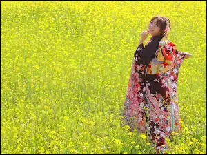 Azjatka w kimonie w kwiatach rzepaku
