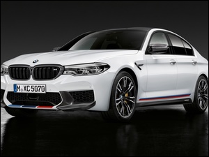 Białe BMW M Performance M5