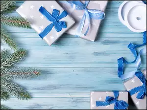 kompozycja bożonarodzeniowa z prezentami w kolorze niebieskim