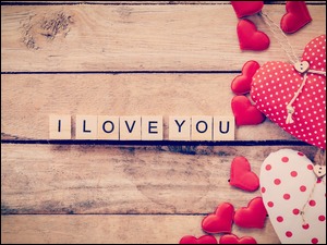 Walentynkowy napis I love you z sercami na deskach