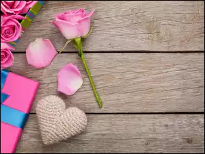 Róża z prezentem i sercem na deskach