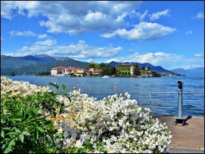 Obłoki, Różaneczniki, Jezioro Maggiore, Włochy, Miasteczko