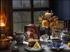 Porcelana angielska obok bukietu kwiatów lampy i książek