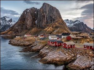 Lofoty górskie z domkami w Norwegii