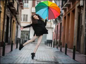 Wesoła kobieta z parasolem na ulicy