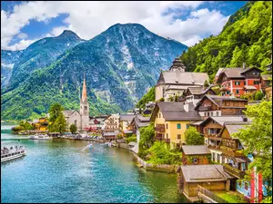 Górskie domy nad jeziorem w Austrii