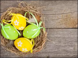 Koszyk z kolorowymi jajkami