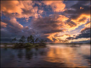 Chmury nad jeziorem z drzewami w Norwegii