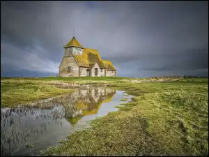 Kościół na polach z mokradłami