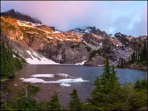 Jezioro górskie z świerkami