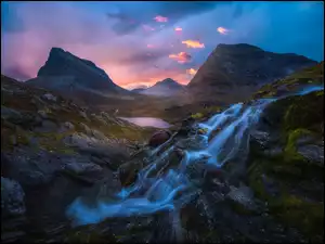 Woda z wodospadu spływająca po górach