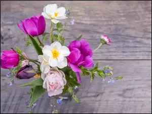 Bukiecik kwiatów w wazonie