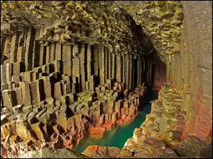 Szkocka jaskinia z kamienistą rzeką