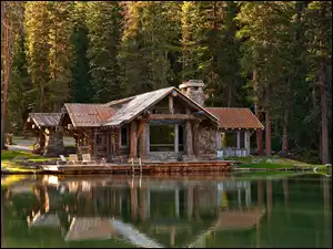 Leśny dom odbity w jeziorze