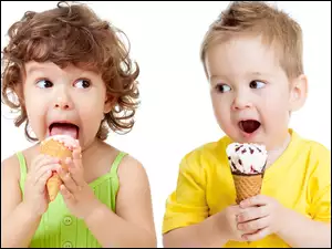 Dzieci zajadające lody