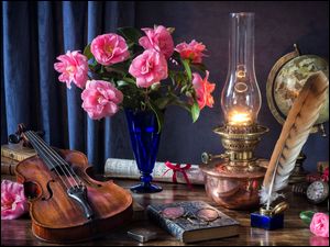 Lampa i skrzypce na stole