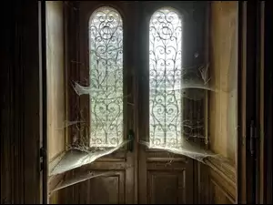 drewniane drzwi w pajęczynach