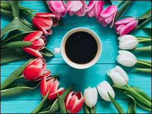 Filiżanka kawy z tulipanami
