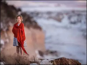 Dziewczynka w czerwonej chuście na skarpie