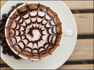 Filiżanka kawy z pianką w kształcie pajęczyny