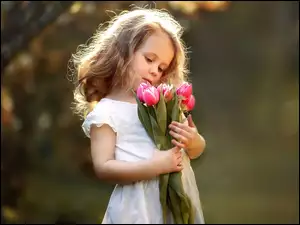 Dziewczynka trzymająca bukiet tulipanów