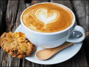 Kawa Cappuccino z sercem i ciasteczkiem