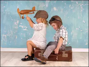 Dzieci z drewnianym samolocikiem