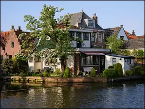 Rzeka Edam z domami w Holandii