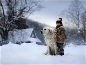 Owczarek Podhalański z dzieckiem w zimie