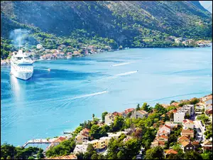 Zatoka Kotorska z statkami miastem i górami