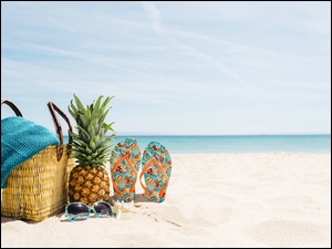Klapki ananas i torba na plaży
