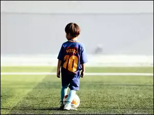 Chłopiec w koszulce Messi na boisku