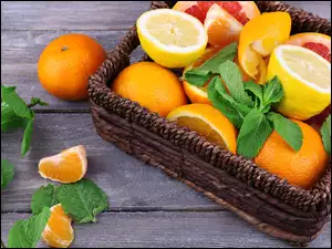 Pomarańcze i cytryny w koszyku
