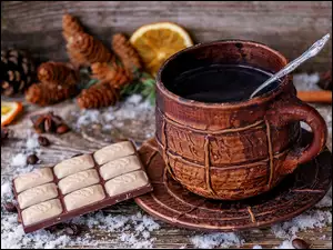 Brązowa filiżanka kawy z czekoladą
