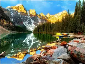 Jezioro Banff i górskie lasy z kamieniami
