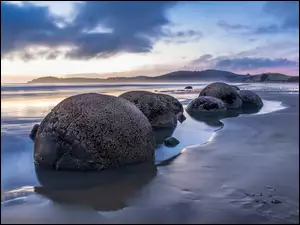 Morskie wybrzeże z kamieniami