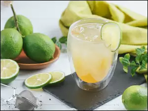 Limonki obok szklanki z napojem