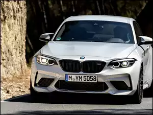 Srebrne BMW M2 Competition 2019