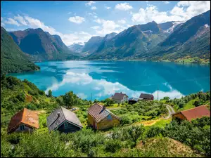 Domki nad jeziorem w Norwegii