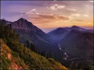 Zachód słońca nad górskimi lasami i rzeką