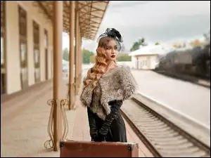 Blondynka w woalce czekająca na pociąg