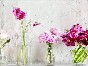 Kolorowe kwiatki w wazonikach