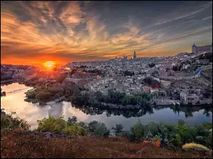 Hiszpańskie miasto Toledo w blasku słońca