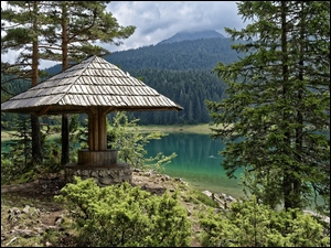 Altana nad górskim jeziorem w lesie