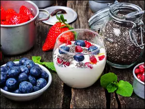 Jogurt z zbożem i owocami