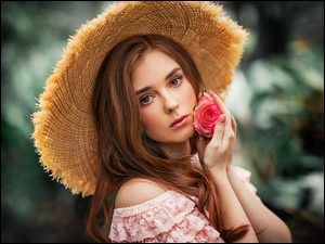 Modelka w kapeluszu z różą