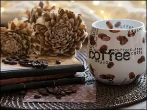 Kubek kawy z ziarnami kwiaty i książki