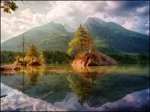 Jezioro Hintersee w jesiennych górach