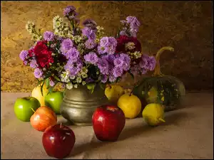 Bukiet kwiatów astrów z owocami i dynią
