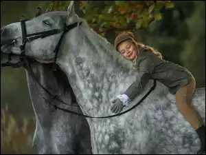 Dziewczynka z dwoma siwymi końmi